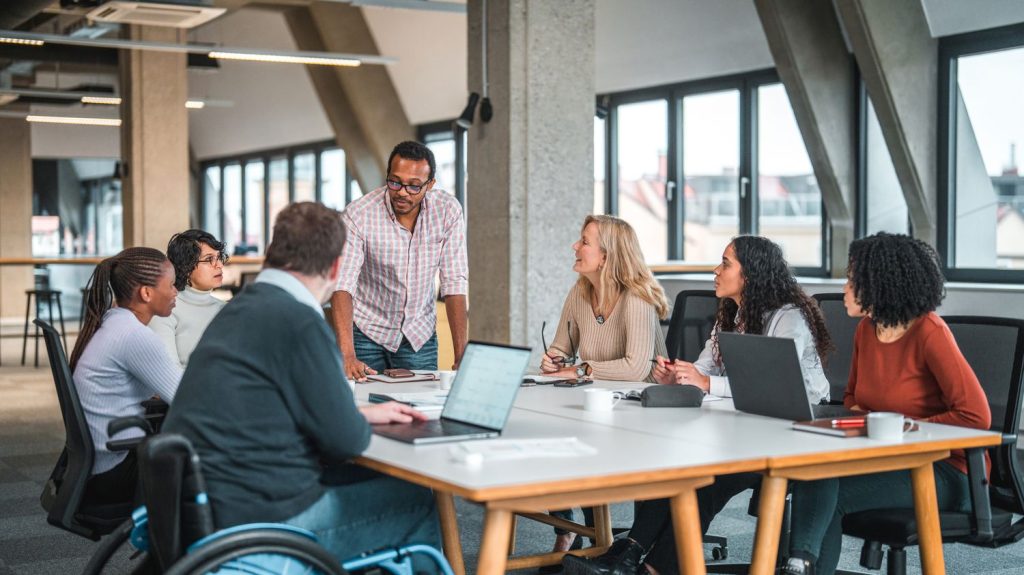 Révéler et faire reconnaître son handicap en entreprise, une démarche difficile pour les cadres
La semaine européenne pour l’emploi des personnes handicapées débute demain lundi 18 novembre. La révélation du handicap à son employeur chez les cadres peut être vécue comme une libération, mais certains regrettent de l'avoir fait.