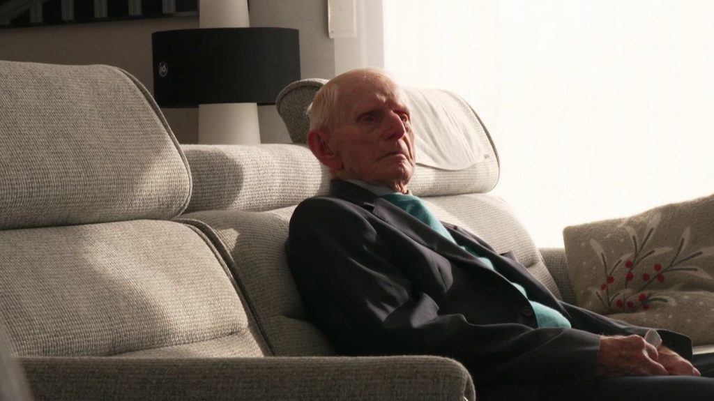 "J'ai vu des gens qui pesaient 28 kilos" : Henri Mosson, le dernier rescapé du seul camp de concentration situé en France, raconte sa détention
Henri Mosson a aujourd'hui 100 ans. L'ancien résistant est le dernier survivant du camp de Natzwiller-Struthof (Alsace), le seul camp de concentration nazi situé en France. France Télévisions l'a rencontré.