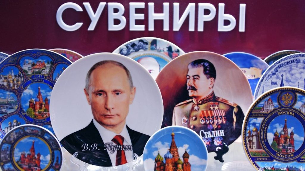Staline-Poutine : un dialogue improbable
"Staline et Poutine, dialogues d’outre-tombe" de Vladimir Fédorovski vient de paraître chez Balland. Un livre sur "l’influence croissante de l’héritage stalinien sur la Russie contemporaine".