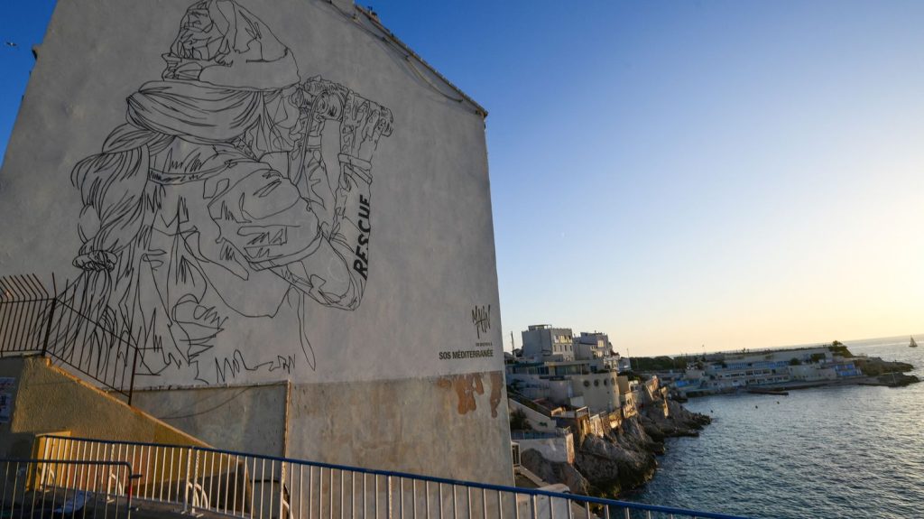 Une fresque géante signée Mahn Kloix rend hommage au navire-ambulance de SOS Méditerranée sur le "mur Zidane" à Marseille
Depuis sa première mission en mer en 2016, SOS Méditerranée a secouru près de 41 000 personnes.
