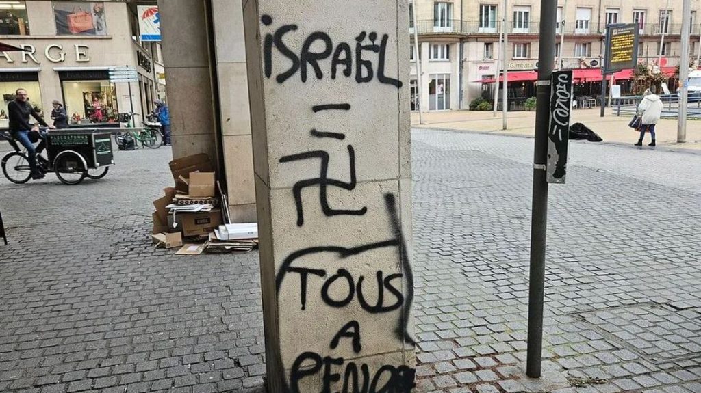Antisémitisme : un homme interpellé à Amiens après des tags de croix gammées et anti-Israël
"Un individu suspecté d’être l’auteur des récents tags antisémites a été arrêté", a écrit le maire d'Amiens, sur Facebook.