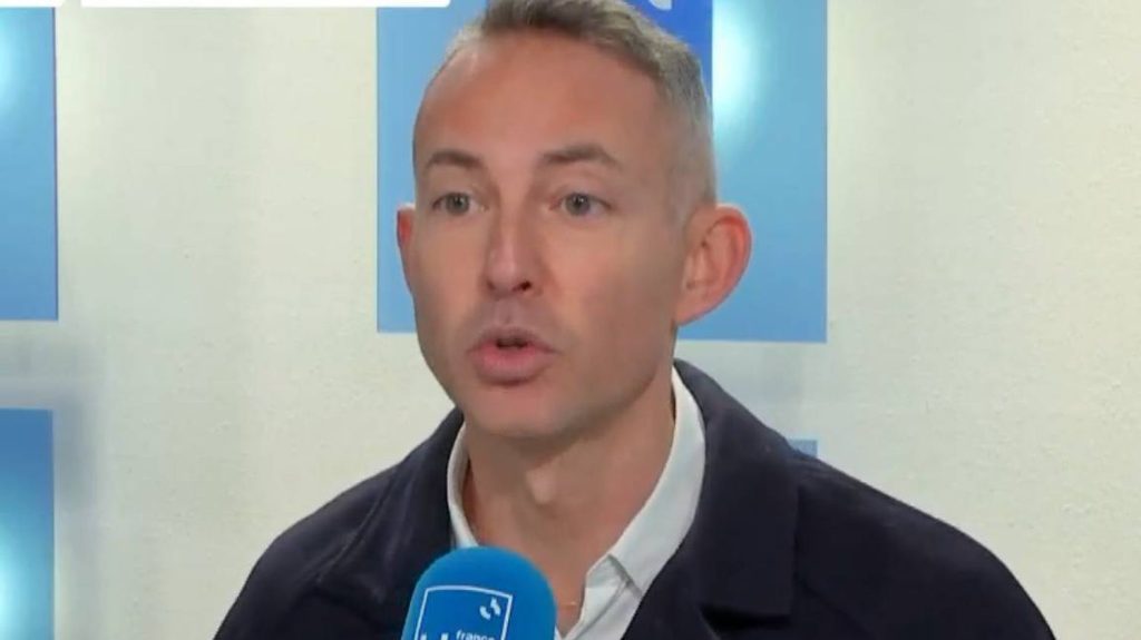 Municipales à Paris : si Anne Hidalgo ne se représente pas, "je suis disponible", propose le communiste Ian Brossat
Il semble que la succession d'Anne Hidalgo à la mairie de Paris soit ouverte. Deux jours après le socialiste Emmanuel Grégoire, le sénateur PCF Ian Brossat annonce lui aussi sa candidature.