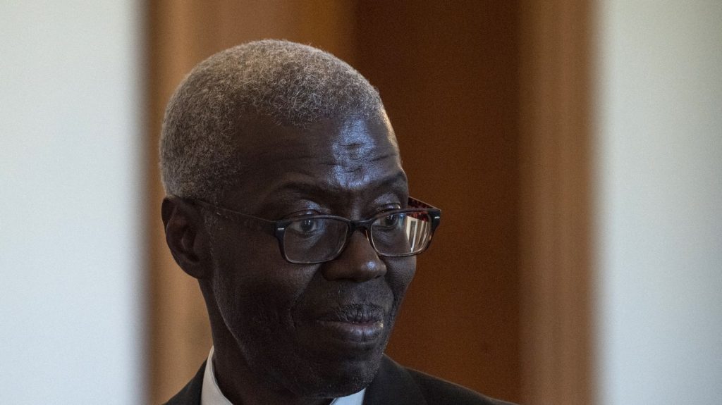 "Les identitarismes sont tels qu'on s'interdit même d'emprunter quoi que ce soit à une autre culture", regrette le philosophe Souleymane Bachir Diagne
Tous les jours, une personnalité s'invite dans le monde d'Élodie Suigo. Mardi 19 novembre 2024 : le philosophe Souleymane Bachir Diagne. Il vient de publier un nouvel ouvrage aux éditions Albin Michel, "Universaliser - L’humanité par les moyens d’humanité".