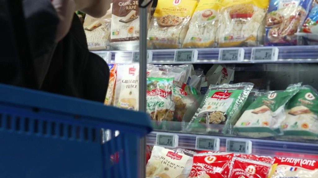 De l'emmental importé dans les rayons français : les éleveurs laitiers inquiets
En pleine crise agricole, l'importation de produits de l'étranger très consommés en France, comme l'emmental, reste une réalité dans de nombreux supermarchés. Un phénomène qui inquiète les éleveurs.