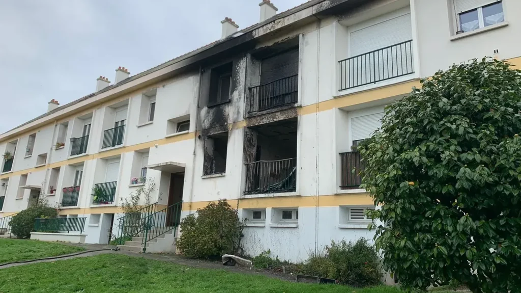 Deux morts dans l'incendie d'un appartement à Douarnenez dans le Finistère
Ce sont des gendarmes en patrouille qui ont prévenu les pompiers en voyant de la fumée sortir du bâtiment.
