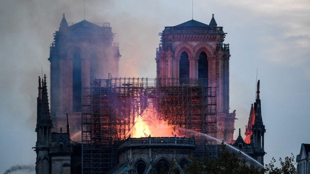 Cinq ans après l'incendie de Notre-Dame de Paris, l'enquête n'a pas encore permis d'en établir les causes
L'origine de l'embrasement de la cathédrale, en 2019, n'est toujours pas clairement identifiée. Et elle ne le sera pas au moment de la réouverture du monument au public, le 8 décembre.