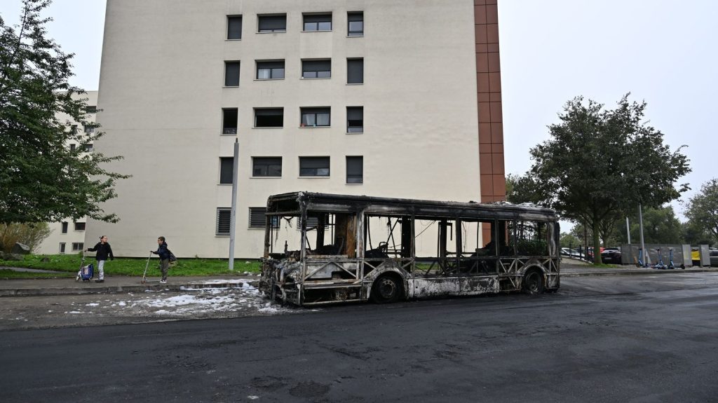 Deux bus incendiés et un policier blessé à Rillieux-la-Pape, près de Lyon
Les incendies ont été déclenchés vers 21 heures. Une vingtaine d'individus les ont bloqués avant d'y mettre le feu.