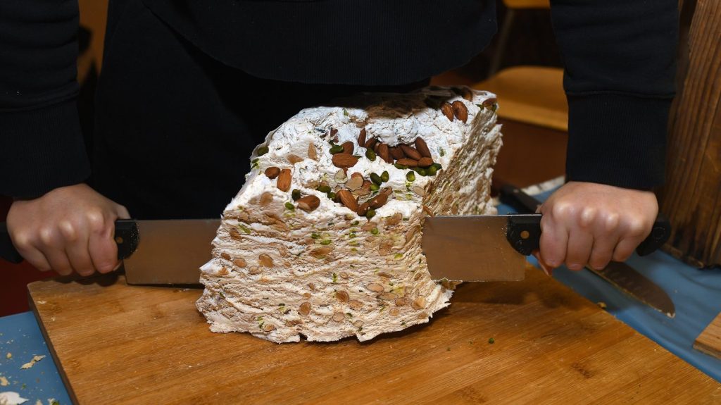 Le nougat de Montélimar obtient une indication géographique protégée dans l'Union européenne
Ce type de nougat moelleux ou cassant est exclusivement fabriqué dans cette ville de la Drôme et de ses alentours.