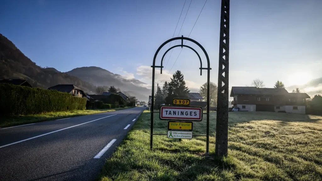 Infanticides de Taninges en Haute-Savoie : un hommage public rendu aux enfants
Les corps de trois enfants avaient été retrouvés sans vie à leur domicile de Taninges, en Haute-Savoie. Leur mère, suspectée de les avoir tués, avait également été retrouvée morte le lendemain.