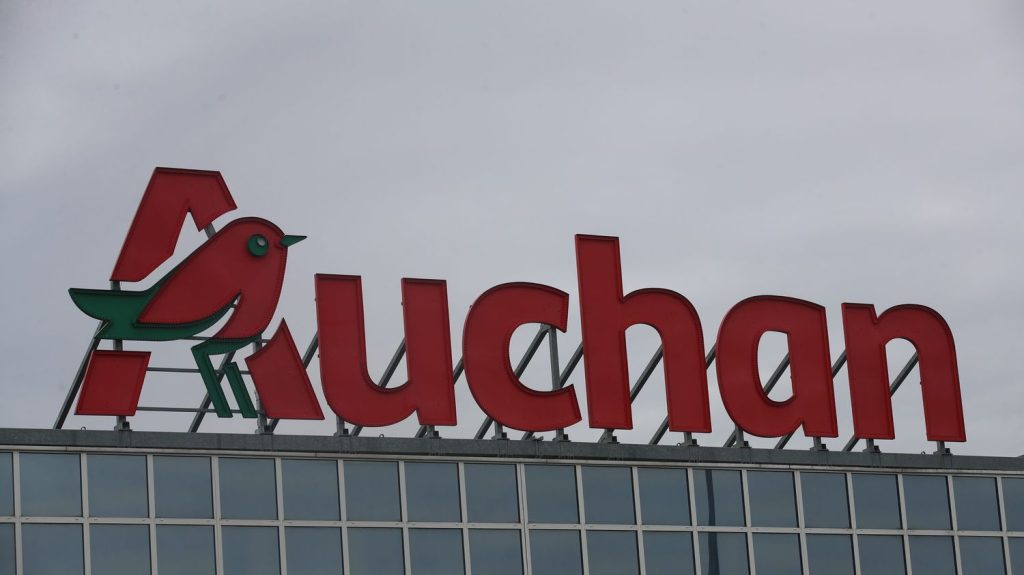 "On essaie de garder le sourire..." : les salariés d'Auchan inquiets de la perspective d'un plan social d'ampleur
Auchan s'apprête à présenter, mardi, un projet de plan social d'ampleur. Jusqu'à 2 300 emplois risquent d'être menacés.