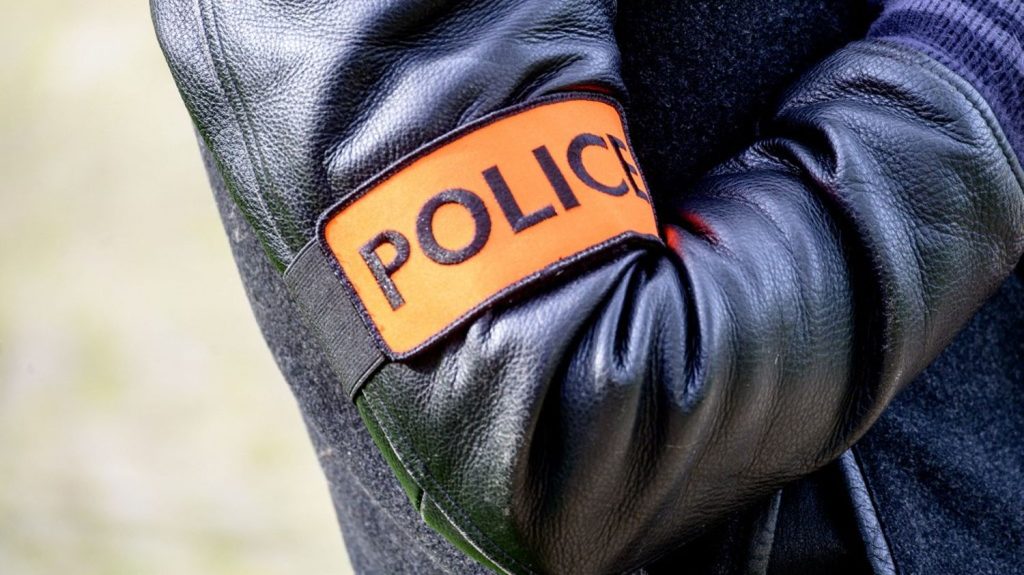 Un homme grièvement blessé lors de son interpellation dans le Val-de-Marne
Il avait braqué trois policiers de la BAC avec un pistolet de 9 mm. Ces derniers ont alors ouvert le feu, le blessant à trois reprises, d'après le parquet de Créteil.