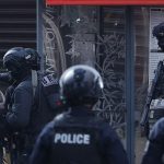 L'homme retranché dans un restaurant à Issy-les-Moulineaux interpellé, quatre personnes libérées
La Brigade de recherche et d'intervention est entrée dans le local environ deux heures après le début de son intervention, selon une source policière.