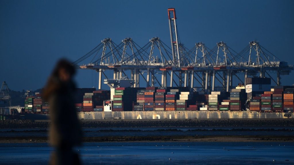 Le port du Havre va accueillir 2,6 milliards d'euros d'investissements dans le lithium, l'hydrogène et le méthanol
Trois entreprises y développeront une raffinerie de lithium, un site d'import d'hydrogène renouvelable et un projet de production et de stockage d'hydrogène et de méthanol.