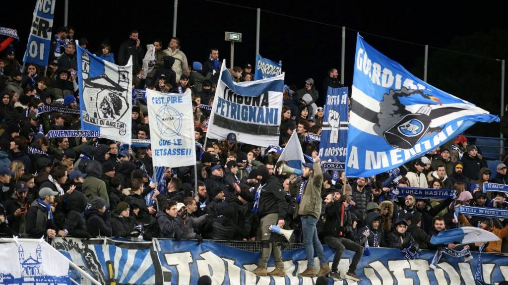 Ligue 2 : Bastia-Lorient interrompu 35 minutes après des jets de projectiles sur l'arbitre assistant
Le ton est monté dans les tribunes après le carton rouge, justifié, reçu par un joueur corse. La rencontre s'est achevée à 9 contre 11 sur le score de 0-0.