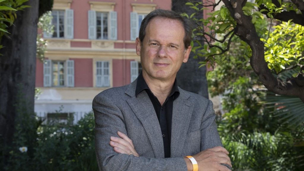 "Toutes les familles au Portugal ont été touchées par la Grande Guerre" : José Rodrigues dos Santos publie son roman "Oubliés" en France
Tous les jours, une personnalité s'invite dans le monde d'Élodie Suigo. Mercredi 27 novembre 2024 : le journaliste, présentateur vedette du journal de 20 heures au Portugal, et écrivain, José Rodrigues dos Santos. Son roman "Oubliés" est publié pour la première fois en France aux éditions Hervé Chopin.