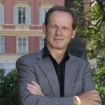 "Toutes les familles au Portugal ont été touchées par la Grande Guerre" : José Rodrigues dos Santos publie son roman "Oubliés" en France
Tous les jours, une personnalité s'invite dans le monde d'Élodie Suigo. Mercredi 27 novembre 2024 : le journaliste, présentateur vedette du journal de 20 heures au Portugal, et écrivain, José Rodrigues dos Santos. Son roman "Oubliés" est publié pour la première fois en France aux éditions Hervé Chopin.