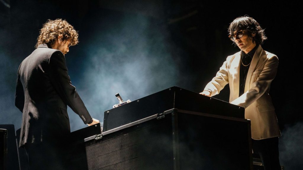 Le duo français Justice doublement nommé aux Grammy Awards 2025
Xavier de Rosnay et Gaspard Augé sont nommés aux prochaines prestigieuses récompenses de l'industrie musicale américaine pour leur quatrième album "Hyperdrama" paru en avril. Dommage qu'ils n'aient pas été nommés aussi pour leur live show éblouissant.