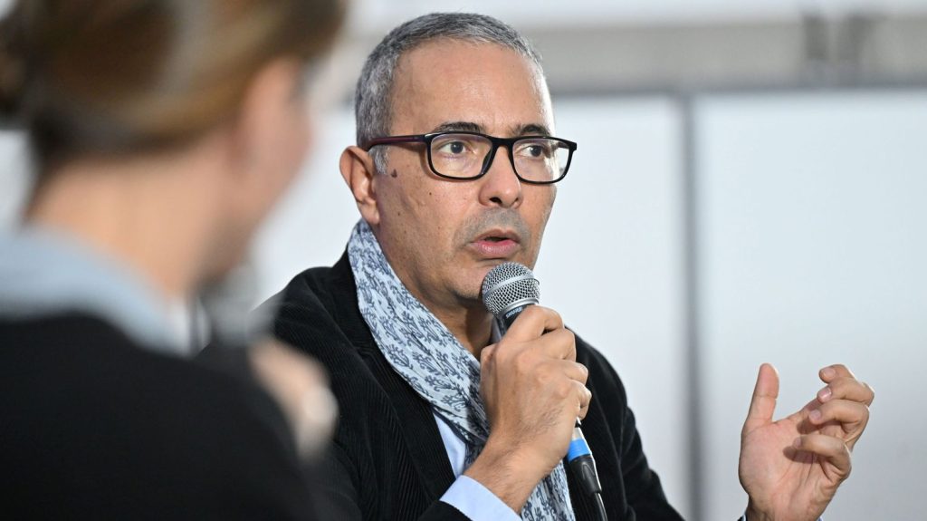Prix Goncourt 2024 : Kamel Daoud accusé d'avoir exploité l'histoire d'une victime de la guerre civile algérienne pour son roman "Houris"
Une jeune femme de 31 ans affirme que l'écrivain algérien, lauréat du prix Goncourt 2024, début novembre, a utilisé son histoire personnelle sans son autorisation dans le roman "Houris".