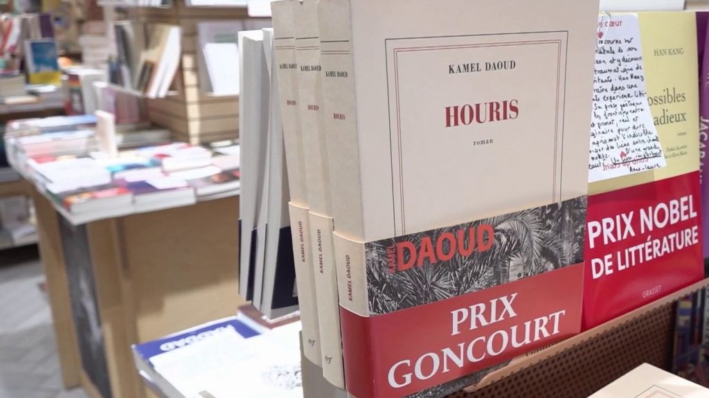 Prix Goncourt 2024 : Kamel Daoud récompensé pour son roman "Houris"
Le prix Goncourt 2024 récompense cette année l'écrivain franco-algérien Kamel Daoud, qui dans son roman "Houris" brave l'omerta autour de la guerre civile meurtrière qu'a connue l'Algérie dans les années 1990.