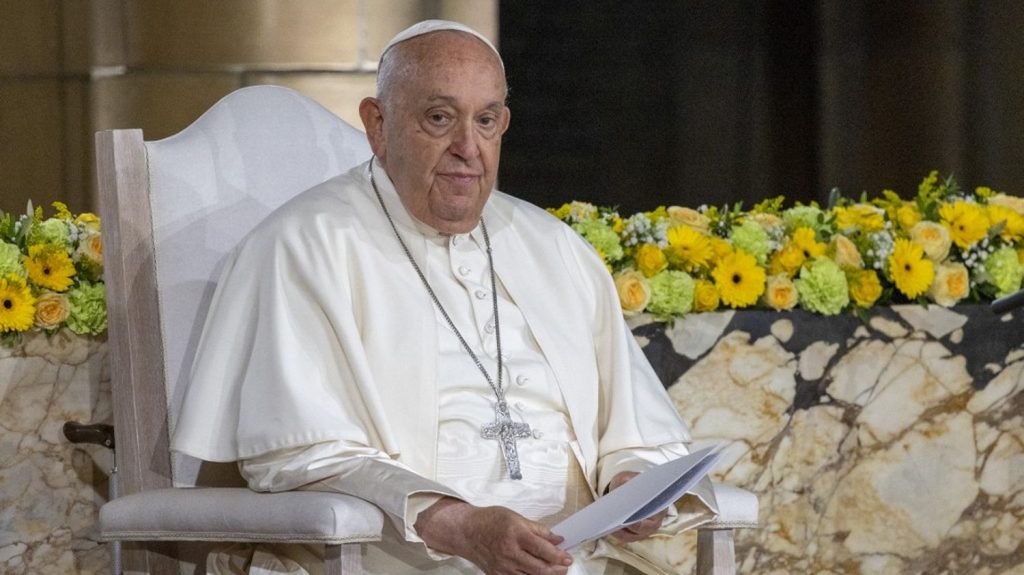 Le pape François se rendra bien en Corse le 15 décembre, assure l'évêque d'Ajaccio à "La Tribune dimanche"
Ce serait la troisième visite du souverain pontife en France, après Marseille et Strasbourg. En revanche, il n'est pas prévu que le pape participe à la réouverture de la cathédrale Notre-Dame de Paris, les 7 et 8 décembre.