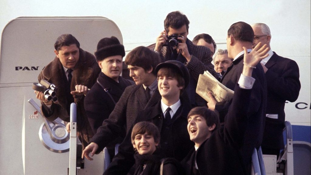 "Beatles 64" sur Disney+, en virée avec les Fab Four lors de leurs premiers pas en Amérique, il y a soixante ans
Ce documentaire produit par Martin Scorsese, basé sur des images d'époque, fait revivre de l'intérieur la frénésie contagieuse qui s'empara de la jeunesse américaine lors de la première venue aux États-Unis des quatre musiciens de Liverpool.