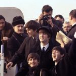 "Beatles 64" sur Disney+, en virée avec les Fab Four lors de leurs premiers pas en Amérique, il y a soixante ans
Ce documentaire produit par Martin Scorsese, basé sur des images d'époque, fait revivre de l'intérieur la frénésie contagieuse qui s'empara de la jeunesse américaine lors de la première venue aux États-Unis des quatre musiciens de Liverpool.