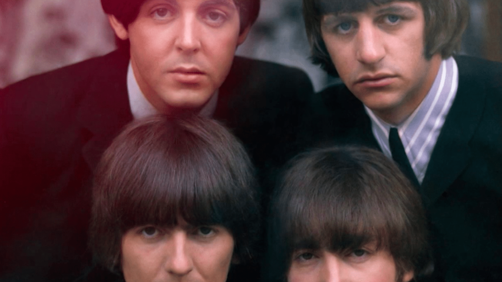 Musique : l’IA s’invite aux Grammy Awards avec une chanson des Beatles
Les Beatles sont nommés aux Grammy Awards avec le titre "Now and Then". Exhumé des archives, il a été finalisé en ayant recours à l’intelligence artificielle.