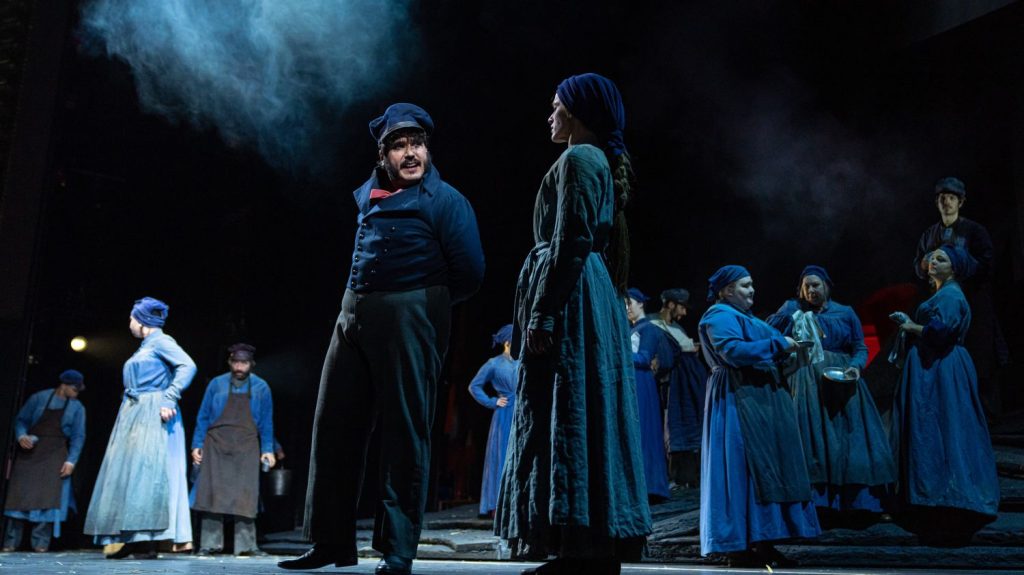 Dix choses à savoir sur "Les Misérables", la comédie musicale culte d'après Victor Hugo, de retour à Paris
Écrite par deux Français, Alain Boublil et le compositeur Claude-Michel Schönberg, ce musical triomphe dans le monde entier depuis bientôt 30 ans. Il revient à Paris dans une toute nouvelle production, mise en scène par Ladislas Chollat.
