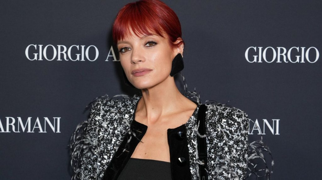 Provocation ou dénonciation : Lily Allen déclare gagner plus d'argent avec ses photos de pieds en ligne qu'avec sa musique
Après avoir ouvert un compte OnlyFans où elle monétise ses photos de pieds, Lily Allen a rétorqué à un internaute qui la critiquait que cette activité lui rapportait plus que l'argent généré par sa musique.
