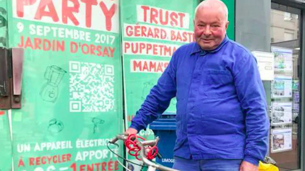 Haute-Vienne : hommage à Jean-Marc Chatard, le cycliste tué par un chauffard à Limoges
Jean-Marc Chatard, surnommé "l'homme en bleu", était une figure de Limoges, toujours à bicyclette et en bleu de travail. Le retraité de 74 ans a été tué dans un accident de la route début novembre. La mairie a organisé une marche bleue, samedi 16 novembre.
