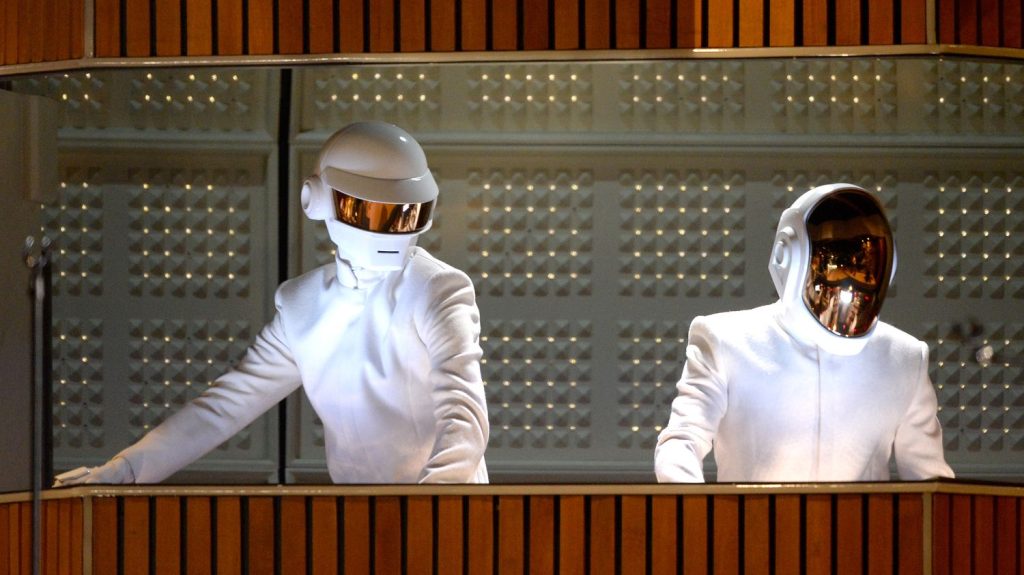 "Daft Punk, une vie de robots", le livre définitif sur le duo casqué
Les débuts, les albums, les films, les concerts, les influences : la trajectoire des Daft Punk passée au crible avec des photos, des témoignages, des analyses et des anecdotes à foison, le tout bordé de belles tranches d'humour. Si vous êtes fans du duo, c'est le livre qu'il vous faut.