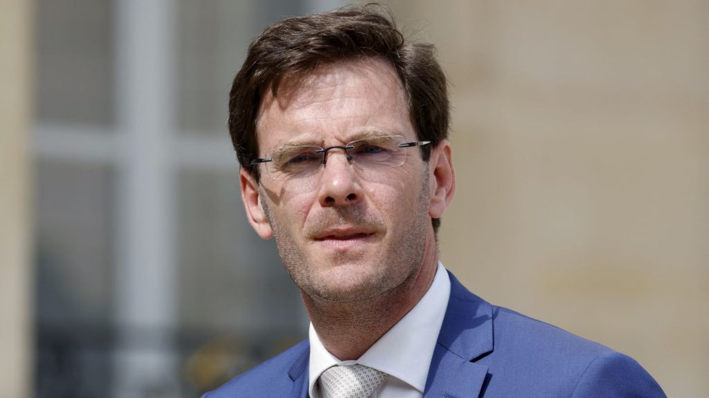 Le maire PS de Rouen, Nicolas Mayer-Rossignol, annonce être atteint d'un cancer de la vessie
L'élu doit faire dans quelques jours un troisième cycle d'immunothérapie.