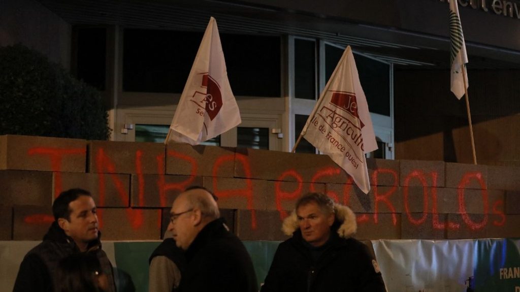 Colère des agriculteurs : pourquoi l'Inrae est ciblé par les manifestants de l'alliance syndicale FNSEA-JA
A l'aube, jeudi, une centaine d'agriculteurs ont érigé un mur en parpaings devant le siège parisien de l'Institut, qu'ils accusent de ne plus leur "donner des moyens" de produire et de leur imposer toujours plus de "contraintes".