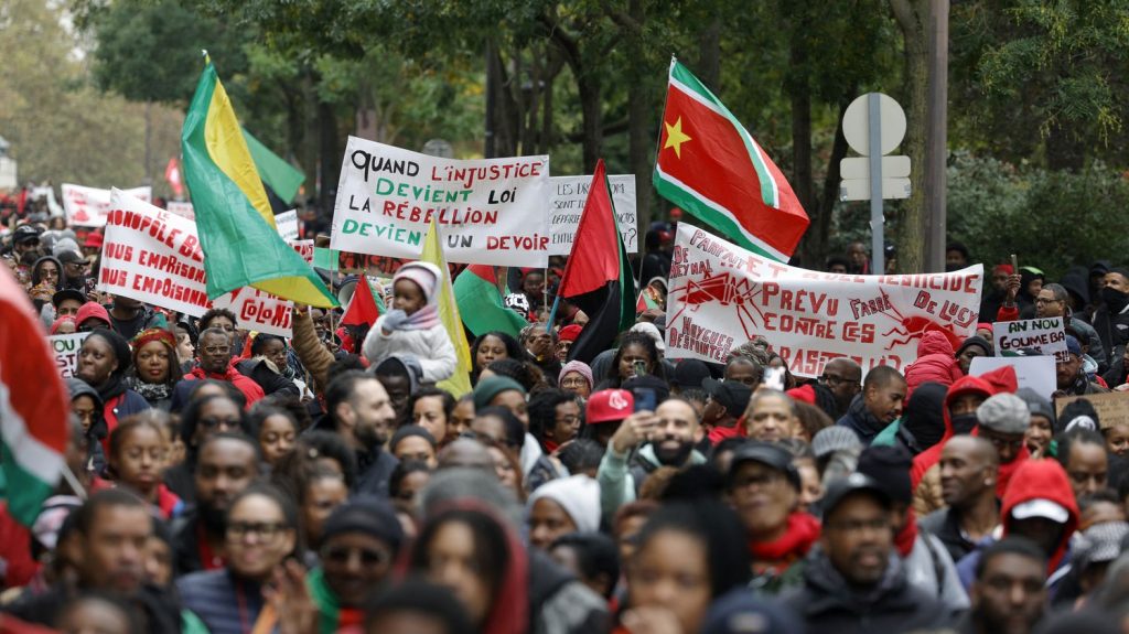 Mobilisation contre la vie chère en outre-mer : des milliers de personnes manifestent à Paris pour dénoncer les prix élevés
"Cette manifestation est là pour faire du bruit et faire connaître la situation aux autres Français", a expliqué l'un des organisateurs.