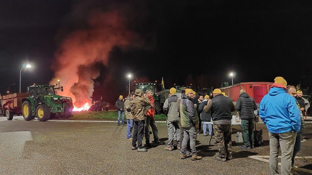 Colère des agriculteurs : le mouvement "monte en puissance", affirme un manifestant dans le port de Bordeaux
Les agriculteurs de la Coordination rurale poursuivent leur mobilisation contre l’accord commercial Mercosur, et pour que l’Etat prenne en compte leurs difficultés financières. Ils ont mis à exécution leur menace de bloquer le fret alimentaire, dans le port de Bordeaux, à Bassens.