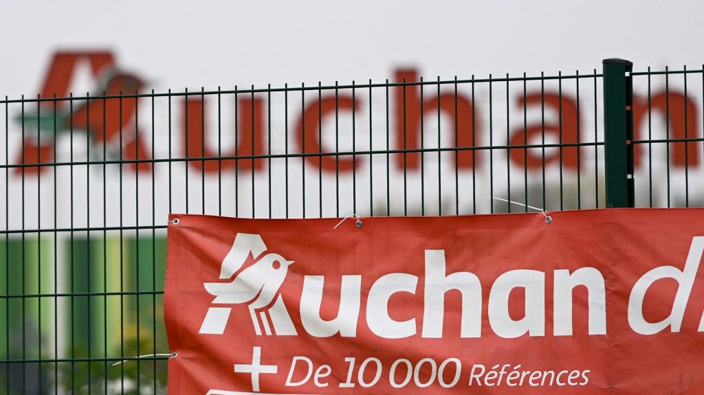 Plan social chez Auchan : plus de 300 manifestants rassemblés dans un hypermarché à Clermont-Ferrand
Les manifestants déplorent le choix "pas cohérent" de la direction d'Auchan, après la présentation du plan social qui prévoit de supprimer 2 400 emplois.