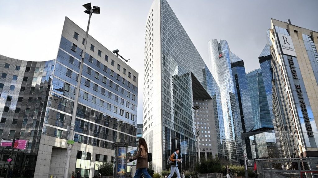 La moitié des 120 plus grandes entreprises de la Bourse de Paris n'ont aucune diversité ethnique dans leurs instances dirigeantes, selon une nouvelle étude
Le profil de plus de 3 000 personnes issues des comités exécutifs et conseils d'administration ont été analysés, en faisant attention à la couleur de peau, au nom de famille et à la nationalité.