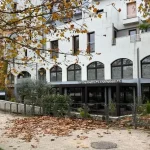 Rixe à Rumilly en Haute-Savoie : une marche blanche a rassemblé au moins 500 personnes
Une rixe avait éclaté entre plusieurs jeunes en plein centre-ville de Rumilly dimanche 17 novembre. Dans la fusillade, un jeune homme de 19 ans a été tué et un autre très grièvement blessé.