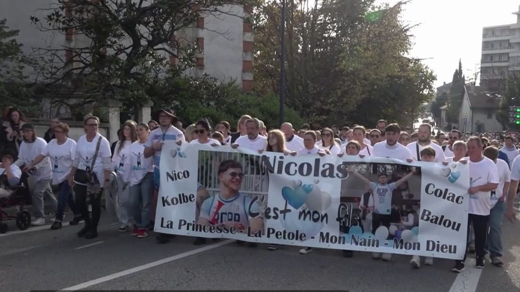 Rugbyman tué en Ardèche : une marche blanche en l'honneur de Nicolas
Un hommage a été rendu à Nicolas, mercredi 6 novembre. Le rugbyman de 22 ans a été tué jeudi 31 octobre au soir, alors qu'il attendait pour rentrer dans une discothèque.