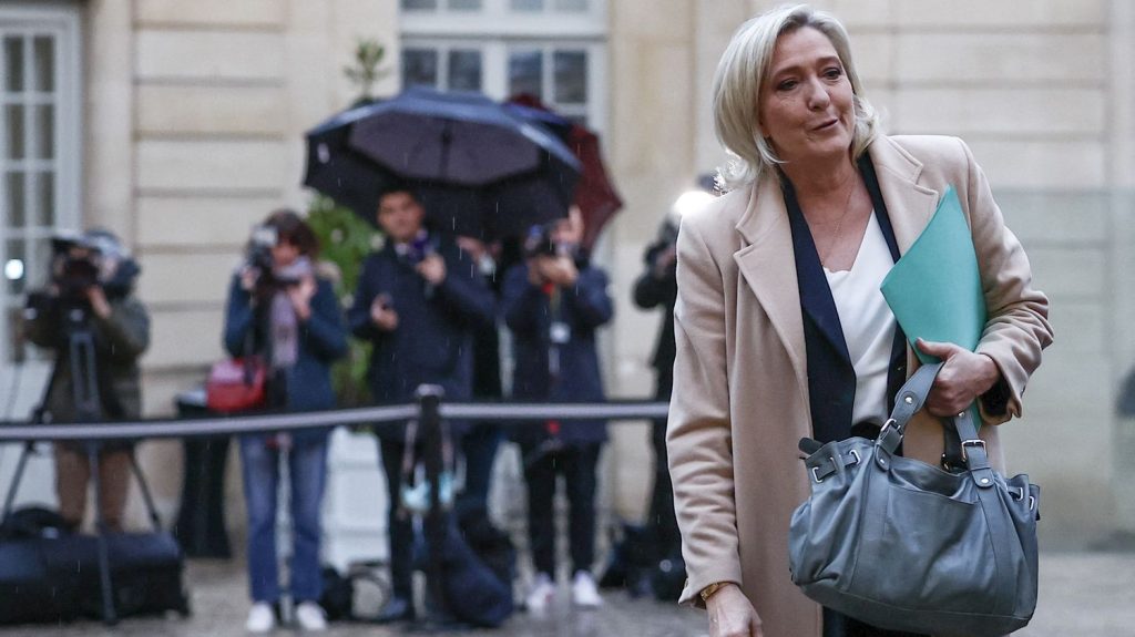 Menace de motion de censure : la hausse de la taxe sur l'électricité constitue une ligne rouge pour Marine Le Pen
Le projet de loi de finances pour 2025 arrive lundi au Sénat et l'amendement sur la hausse de la taxe sur l'électricité, voulue par le gouvernement, va être entre autres discuté. Le RN demande au gouvernement d'y renoncer, sous peine de voter la motion de censure.