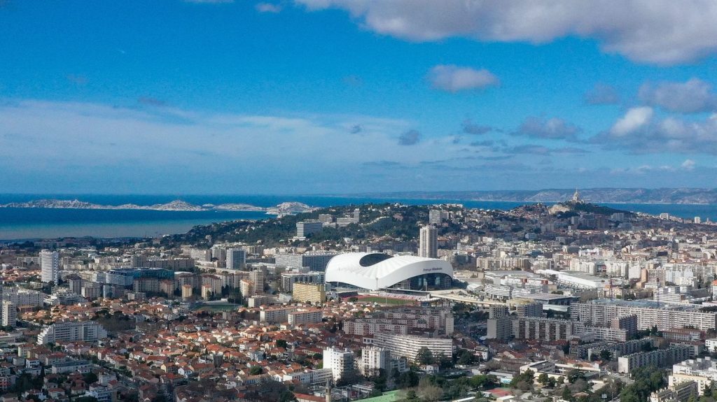 :
Reportage
"Proximité spatiale, mais distance sociale" : à Marseille, un tiers des logements de la ville se trouvent désormais dans des résidences et des lotissements fermés
De plus en plus de logements de Marseille sont cloisonnés par des digicodes, portails et barrières. Et cette tendance de fond touche désormais tous les secteurs, jusqu’aux quartiers nord.