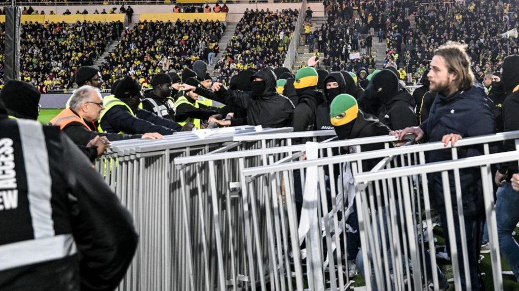 Ligue 1 : le match Nantes-Le Havre interrompu une trentaine de minutes pour une tentative d'envahissement de terrain avant de reprendre
Alors que les Canaris étaient menés 2-0 à domicile par les Havrais, des spectateurs nantais ont tenté de s'introduire sur la pelouse, bloqués par les CRS. Il ne restait que quelques minutes à jouer.