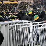 Ligue 1 : le match Nantes-Le Havre interrompu une trentaine de minutes pour une tentative d'envahissement de terrain avant de reprendre
Alors que les Canaris étaient menés 2-0 à domicile par les Havrais, des spectateurs nantais ont tenté de s'introduire sur la pelouse, bloqués par les CRS. Il ne restait que quelques minutes à jouer.
