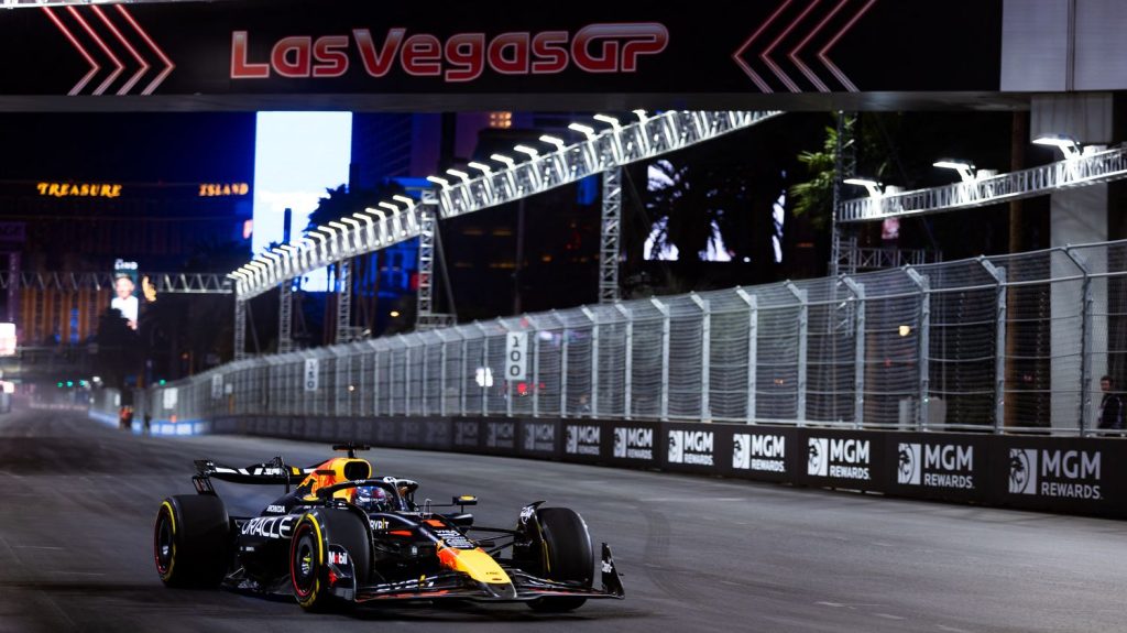 F1 : Max Verstappen dans l'histoire avec son 4e titre mondial, doublé pour Mercedes… Revivez le GP de Las Vegas
Le pilote néerlandais de Red Bull a décroché un quatrième titre de suite, dimanche à Las Vegas, après ceux de 2021, 2022 et 2023.