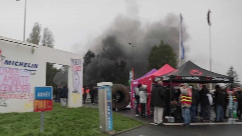 Plans sociaux : une vague d'ampleur menace les entreprises françaises
Au fil des semaines, de plus en plus de grandes entreprises nationales (Auchan, Michelin, Orange) activent des plans sociaux et mettent en péril l’avenir de leurs salariés, au grand damne de la France.