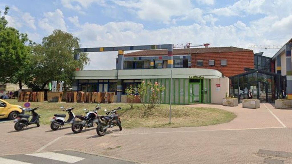 En Gironde, une enseignante d'un lycée à Libourne visée pour la troisième fois par une lettre de menaces de mort et des injures racistes
L'enseignante avait déjà reçu une première lettre anonyme fin 2023. Le courrier menaçait de "l'égorger comme un cochon" ainsi que "tous" les élèves d'origine "arabe". Une plainte a été déposée et une enquête est ouverte.