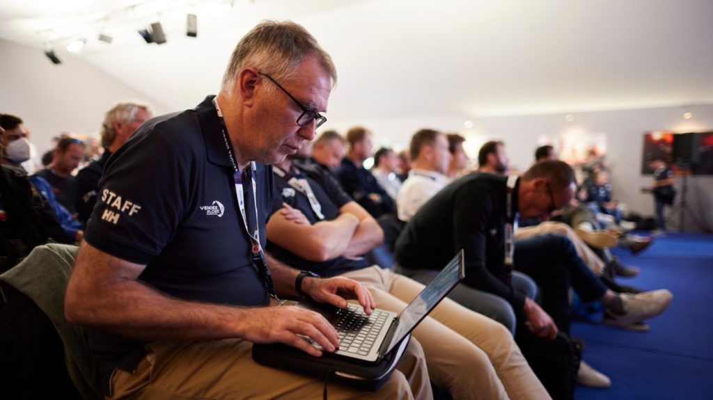 :
Interview
"Ce n'est pas toujours la route la plus rapide qui sera la plus facile" : comment travaille le météorologue du Vendée Globe pendant la course
La célèbre course à la voile n'est pas si solitaire. Plusieurs professionnels restés à terre sont mobilisés pendant tout le temps de la compétition. Christian Dumard, météorologue du Vendée Globe, garde les yeux rivés sur ses cartes, à l'affût des moindres phénomènes météo.