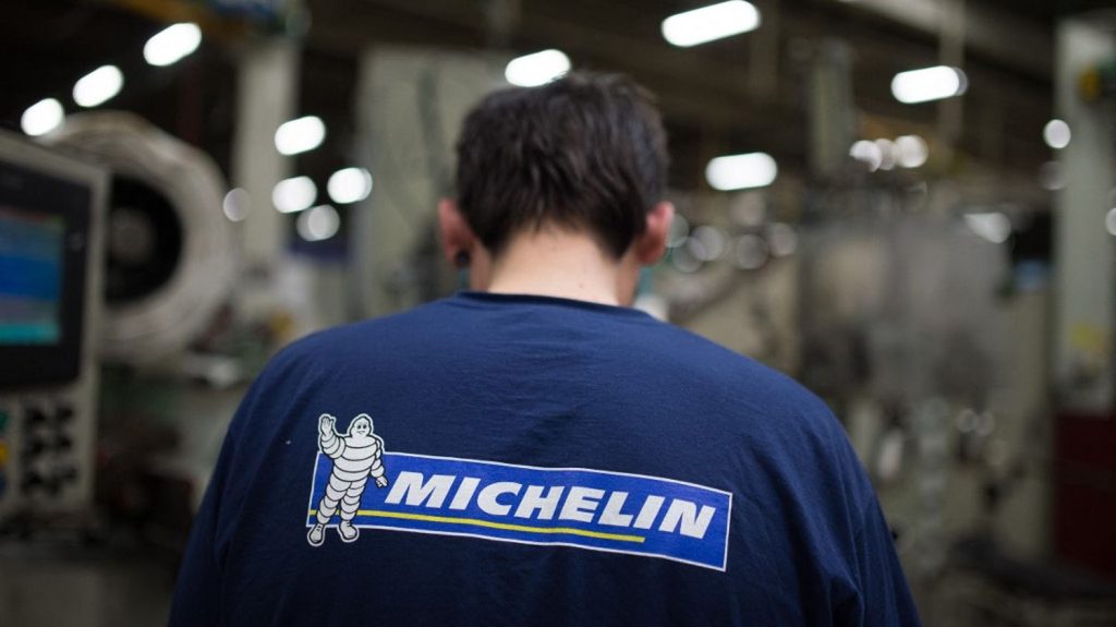 Michelin va fermer ses usines de Vannes et Cholet, quelque 1 250 salariés concernés
"C'est l'effondrement de l'activité qui a provoqué cette situation, et je veux dire à tous ces salariés que nous ne laisserons personne au bord du chemin", a déclaré mardi le PDG du groupe, Florent Menegaux, dans un entretien à l'AFP.