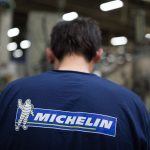 Michelin va fermer ses usines de Vannes et Cholet, quelque 1 250 salariés concernés
"C'est l'effondrement de l'activité qui a provoqué cette situation, et je veux dire à tous ces salariés que nous ne laisserons personne au bord du chemin", a déclaré mardi le PDG du groupe, Florent Menegaux, dans un entretien à l'AFP.