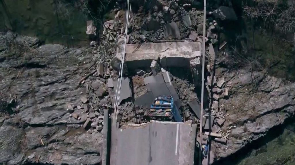 "Tout le côté gauche du camion a été pulvérisé" : miraculé de l'effondrement d'un pont dans le Gard, un chauffeur routier revient sur l'accident
En mars 2024, un pont s'effondrait à Chamborigaud, dans le Gard. Le chauffeur d'un poids lourd emporté dans les décombres, se souvient de l'accident qui aurait pu lui coûter la vie, et aurait pu être évité, selon un habitant.